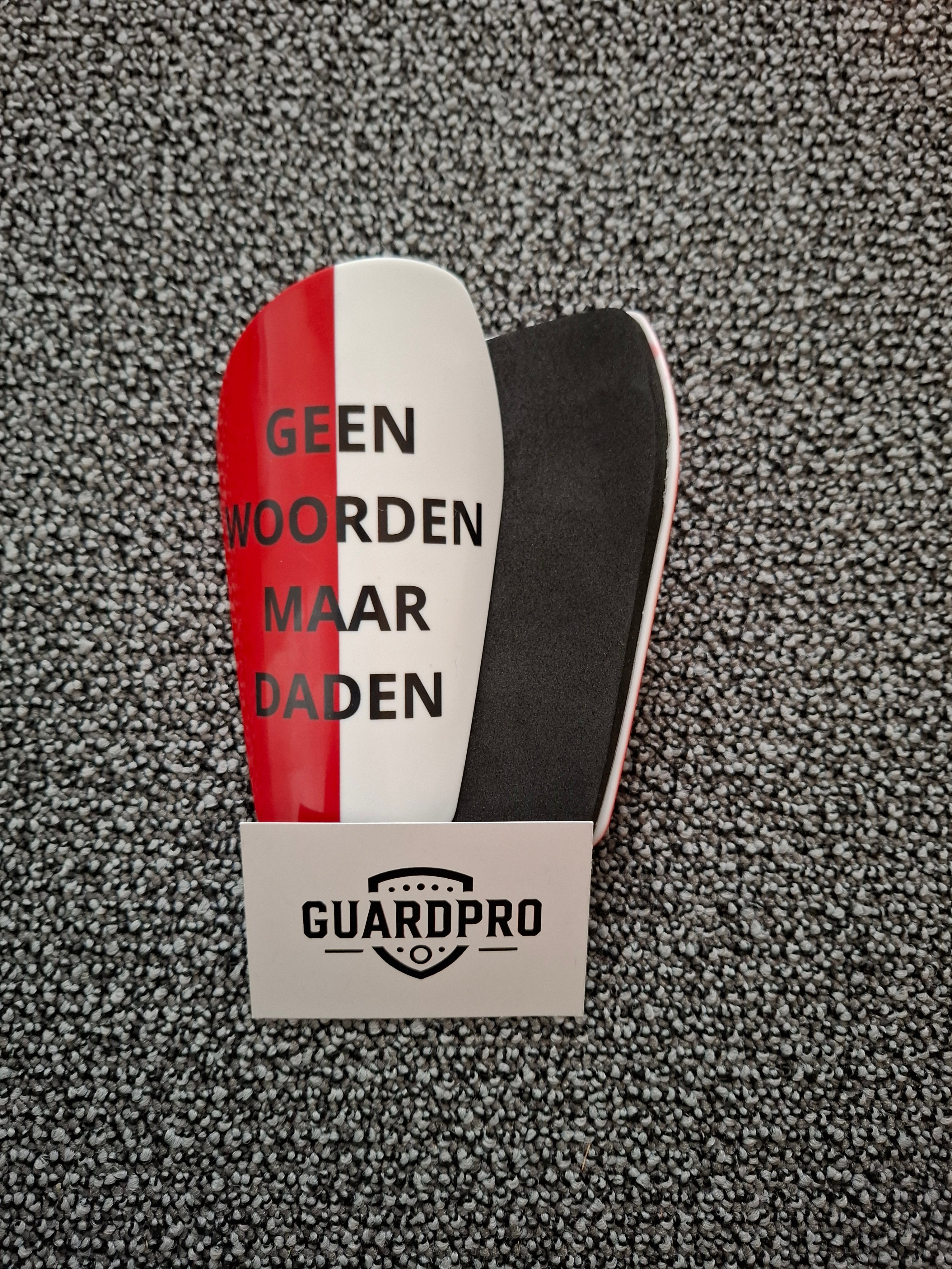 Geen woorden maar daden voetbal scheenbeschermer
