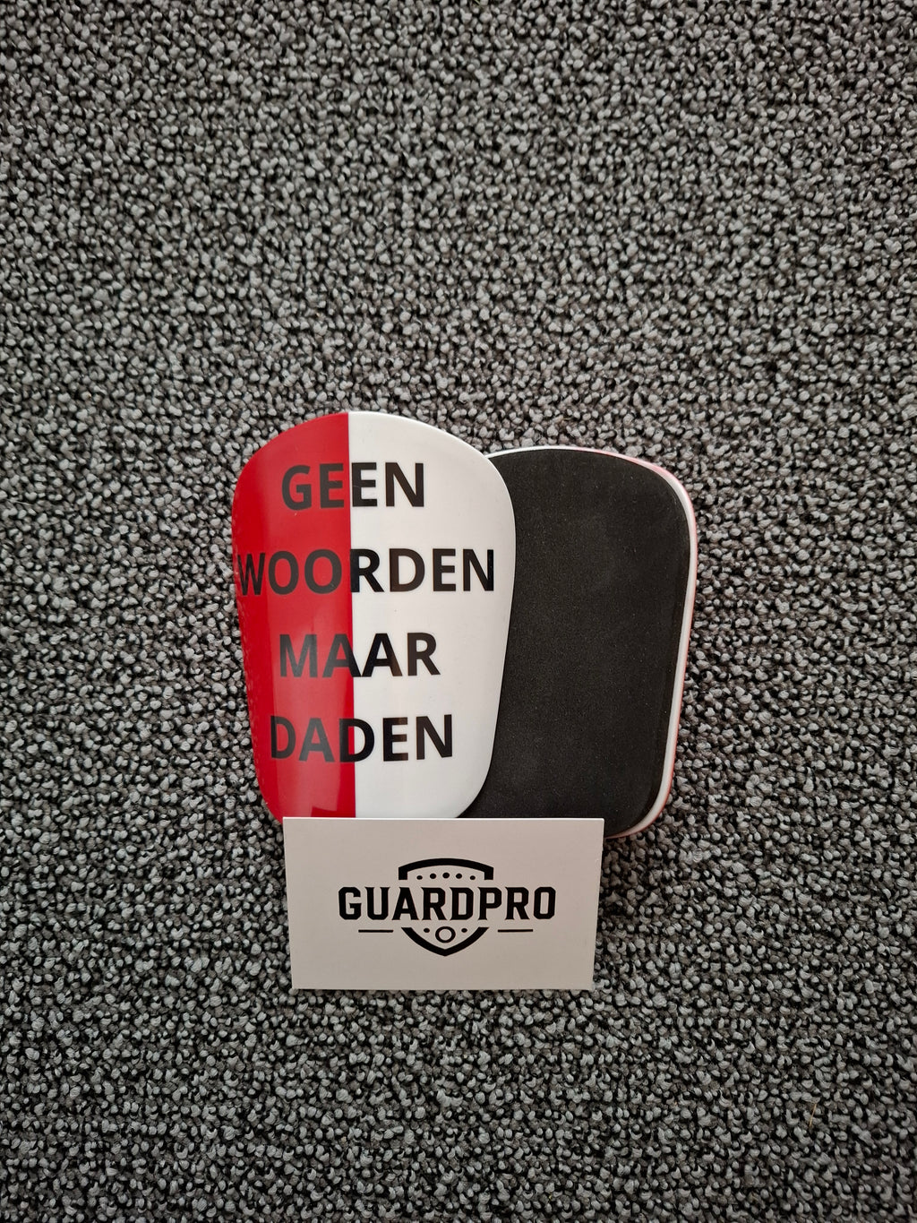 Geen woorden maar daden voetbal scheenbeschermer