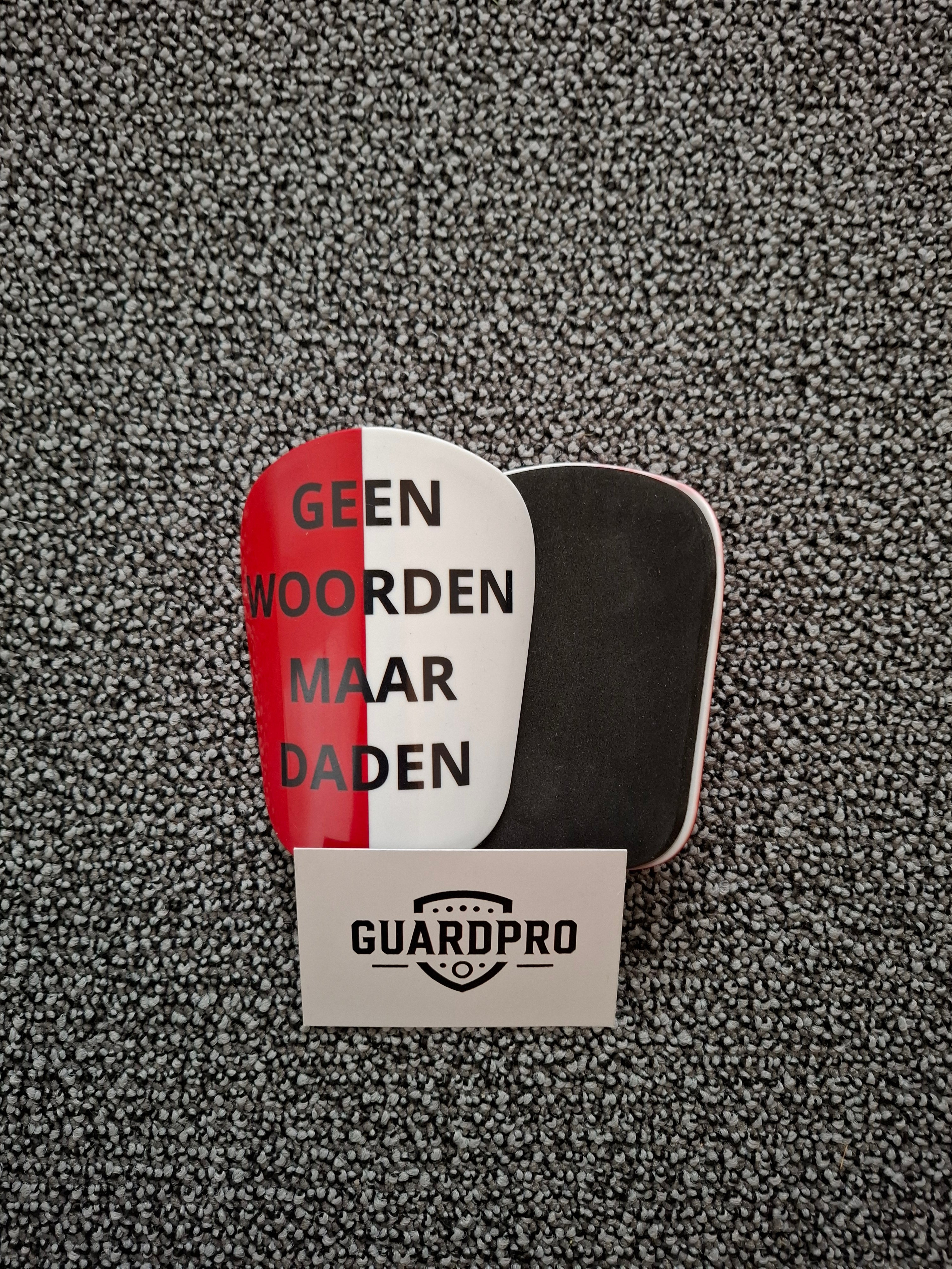 Geen woorden maar daden voetbal scheenbeschermer